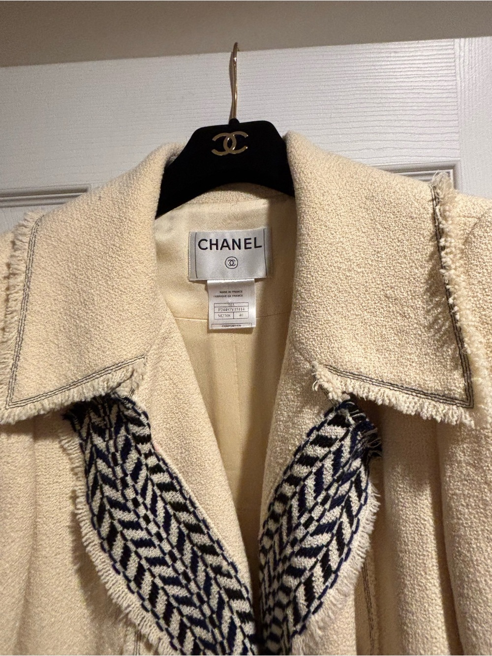 Beautiful Vintage CHANEL Cream Bouclé Coat Herringbone Trim - Picture 6 of 15